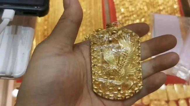 男子丢失80克金牌寻找无果后返程