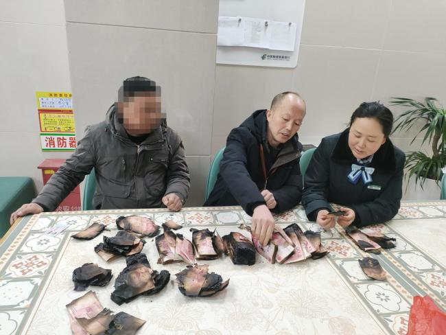 农户家中火灾 银行5东谈主救回13余万元