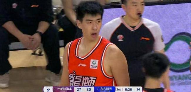 这球是真漂亮！徐昕篮下接球无视防守直接双手死亡隔扣技惊四座 禁区里的哥斯拉