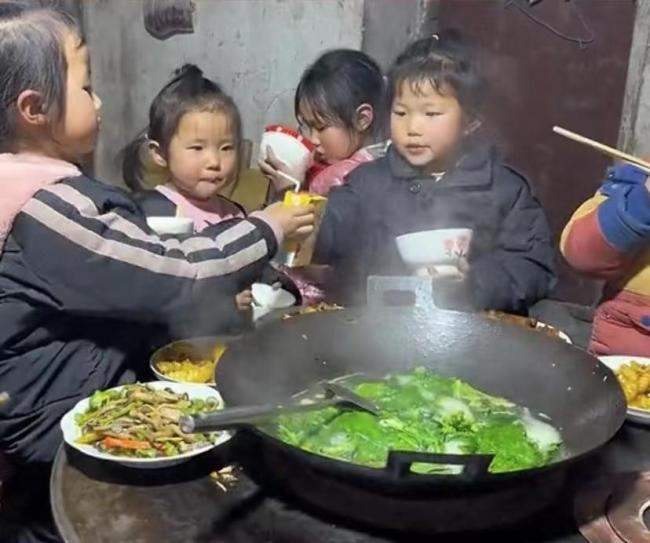 姆妈升天爸爸靠收泔水养2个男儿 伯娘义举感动东谈主心