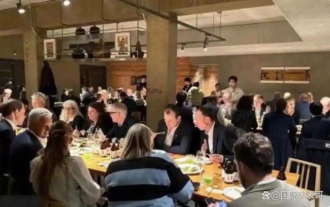 英国访华团全员用筷子