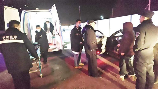 民警破窗救车内患病男子 警民携手抢夺生命时间