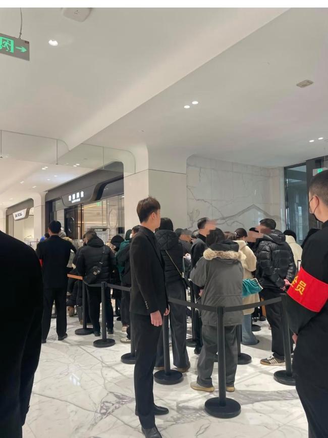 北京SKP老铺黄金现抢购高潮 主顾不惧严寒列队等候