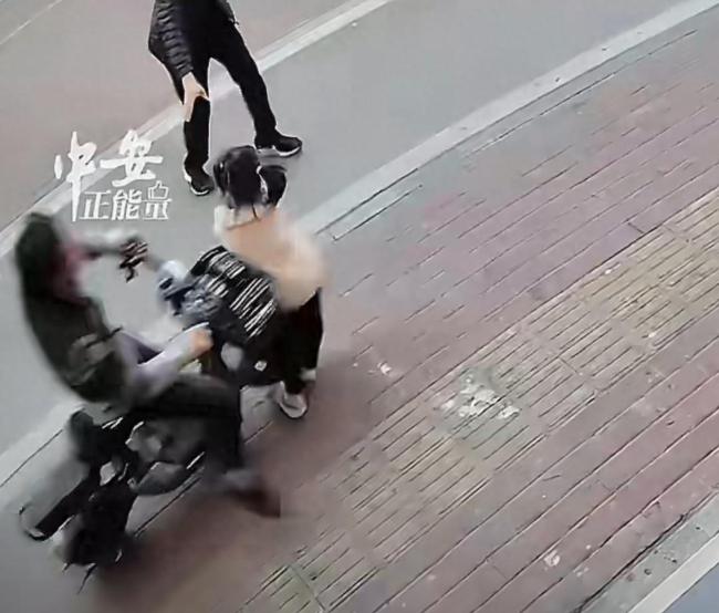 孩子被撞对方赔500妈妈退还 家长责任引发反思