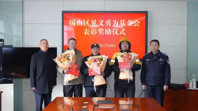 外卖小哥和保安大叔失火中救整栋楼 斗胆算作获犒赏