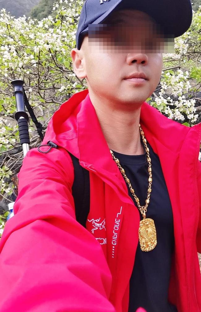 男人爬山丢80克金牌寻找无果返程