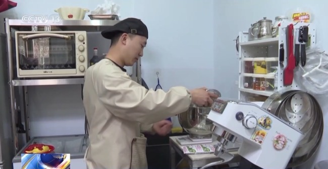 马年遇上传统手艺：花馍“蒸”福 烙画“绘”吉祥