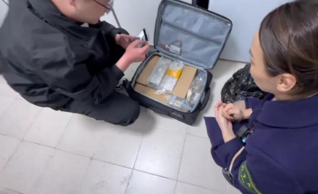 新员工将2000万元黄金忘在高铁上 列车长及时归还