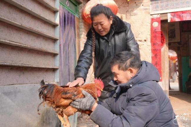 朱之文解释为何穿军大衣唱歌 农民歌手的成名之路