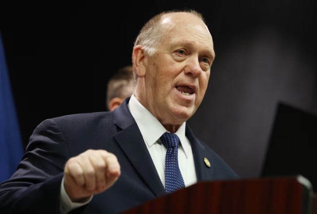 特朗普承认移民执法行动需改进 将处理违规人员