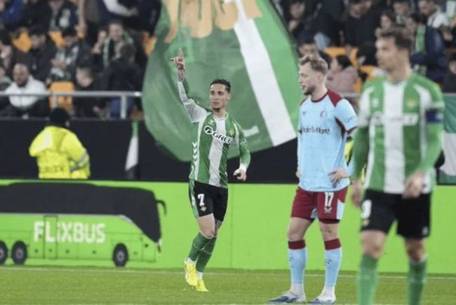 怒轰20米世界波!25岁安东尼杀疯:15分钟造2球 1年14球全欧第2