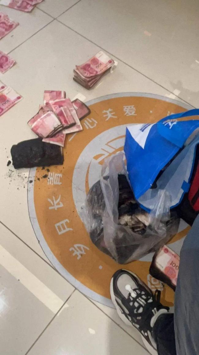 老人40万现金被烧 银行挽回27.32万 耐心清理助兑残币