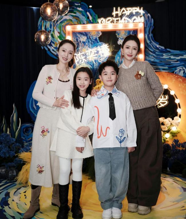 董璇带小酒窝现身朵朵诞辰宴 总角之交同框有爱