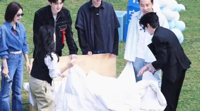 何炅飞行亲爱的东说念主皮客栈 诤友齐集暖热满满