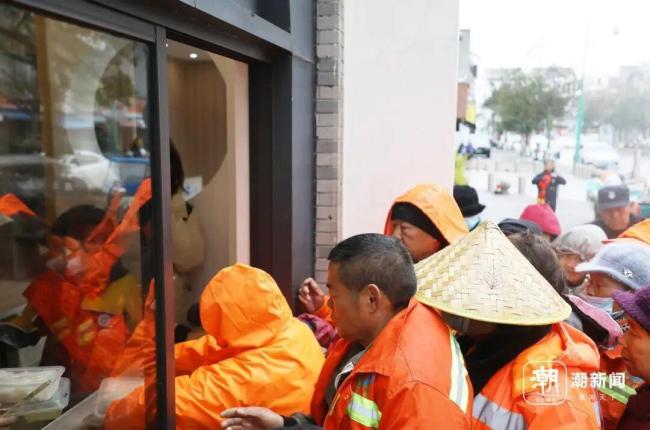 浙江一小学将食堂剩饭送给环卫工人 五年温暖传递