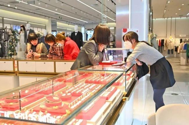 金店回收价下跌近70元,一天调价十几次,“说话间价格就变了”