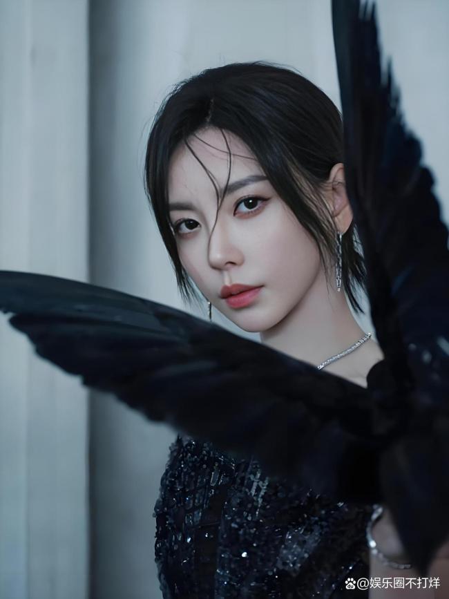 曝于文文在演唱会上晕倒 高强度工作引发关注