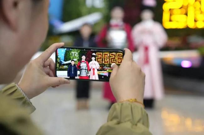 白云机场“宋服卫士”亮相 千年风雅融入安保