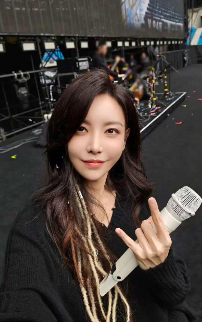 于文文演唱会上突然晕倒 引发粉丝担忧热议