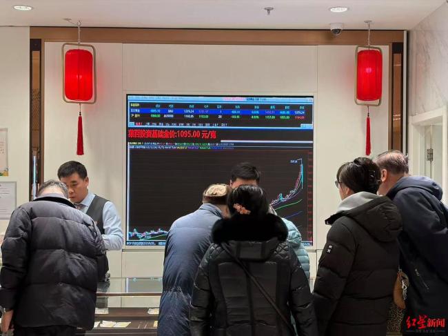 有消费者拖行李箱到金店“抄底” 金价暴跌引购金热