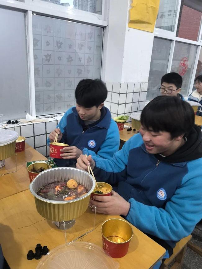 90后班主任晚自习带学生涮火锅 青春的美好记忆