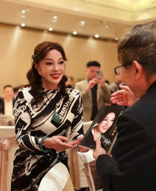 『刘晓庆』回应“8个男友”传闻 幽默化解情感谣言