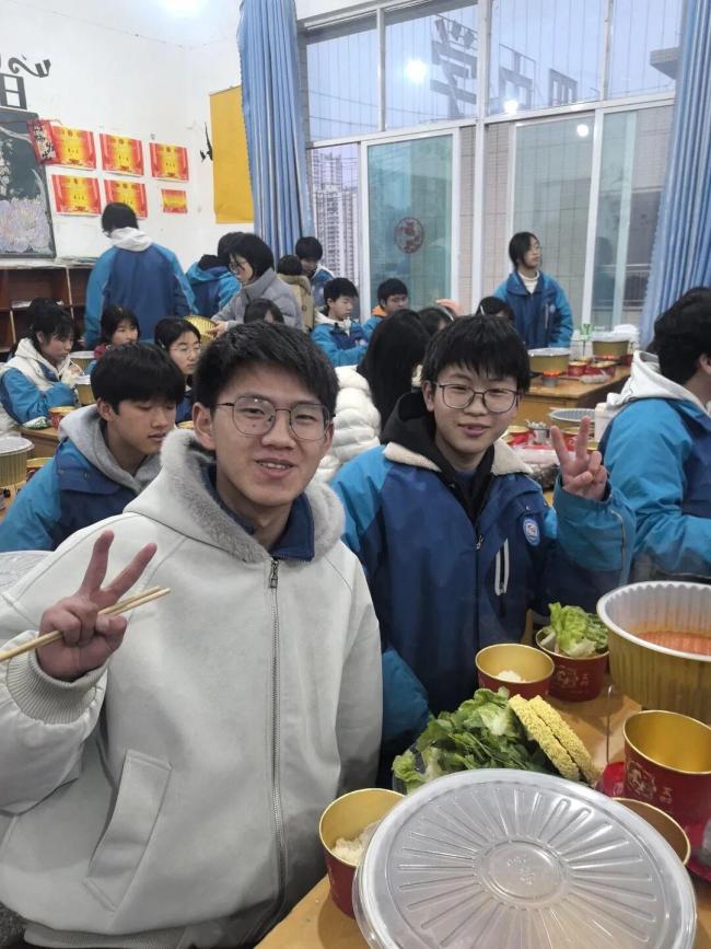 90后班主任晚自习带学生涮火锅 青春的美好记忆