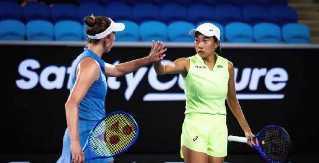 张帅/梅尔滕斯捧杯时分：共同举起奖杯 素养与领略的胜利