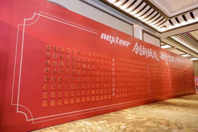 男子参加公司年会连中大奖 双重好运引爆网络