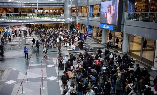 日本多地积雪超2米交通几近瘫痪 暴雪致万人滞留