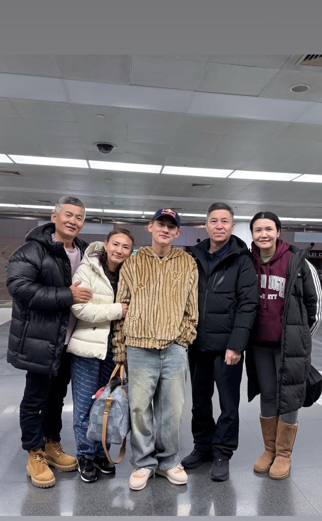 苏翊鸣晒冬奥会全家福及国家队装备