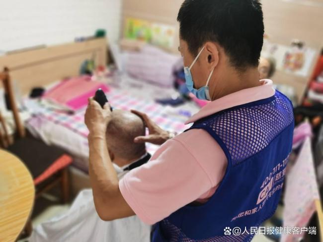 女子赴河南新乡致谢救命恩东说念主 致意平方英杰