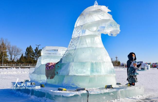 内蒙古锡林郭勒：马文化主题冰雪雕塑引游客