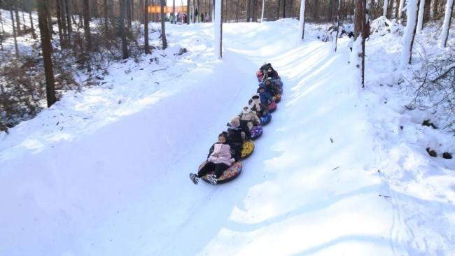 抚顺雪地“真人贪吃蛇”火了 花样玩雪引关注