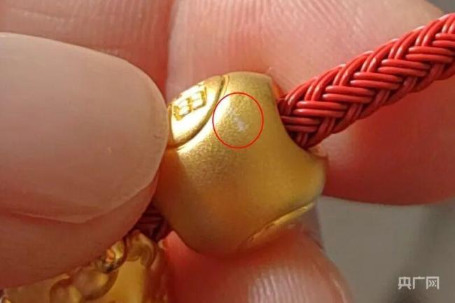 周生生足金挂坠被检测出含铁银钯 消费者质疑金纯度要求退货