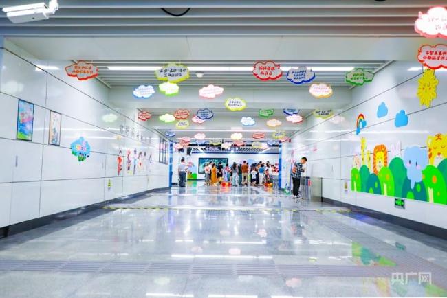 春运路上孩子满脸期待随爸妈回家 团圆与安全同行