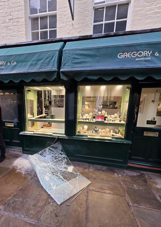 伦敦一珠宝店60秒遭锤砸洗劫 冷漠旁观者背后的真相