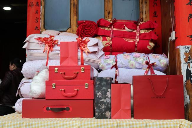 父母婚礼现场退彩礼不是慷女儿之慨 传递朴素婚恋观