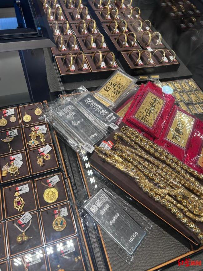 金银大跳水下的深圳水贝市场 金价暴跌引发买卖热潮