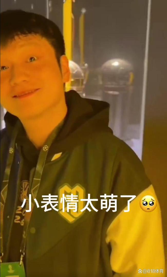 樊振东参观多特奖杯陈列室 眼里有光