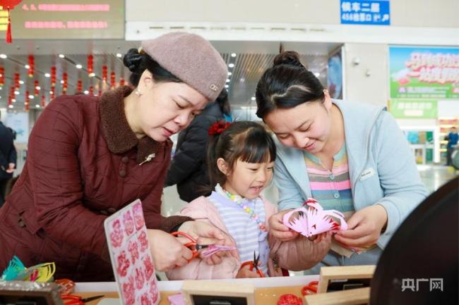 旅客带走非遗里的“闽南年味”