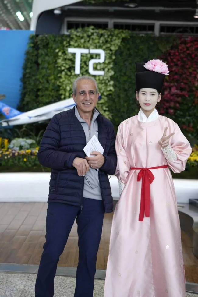媒体评广州白云机场工作人员换上汉服 文化秀增添服务温度