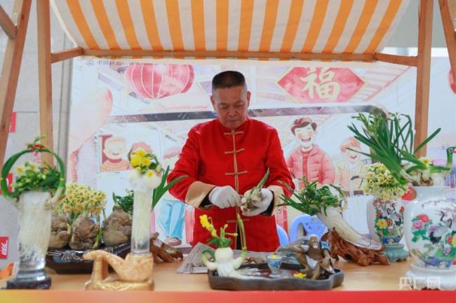旅客带走非遗里的“闽南年味” 温暖归途添年味