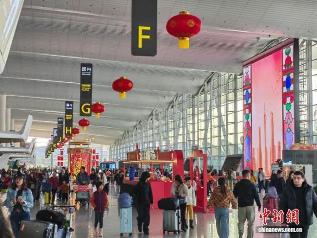 广州白云机场春运年味浓