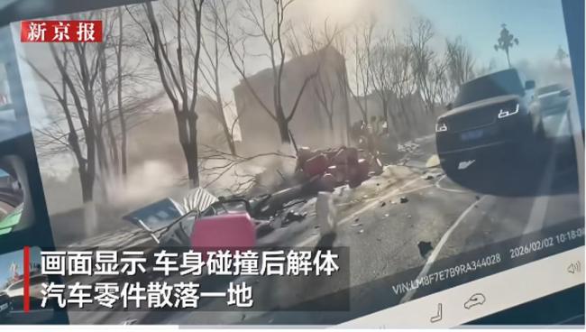 交警通报奔驰撞上电线杆解体 事故致驾驶人不幸身亡