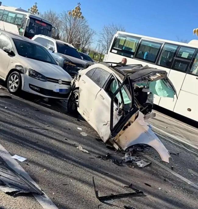 警方通报汽车失控撞出发灯杆