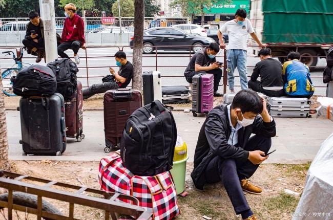 57岁女工转5次车提前返乡 只为一盘炒鸡