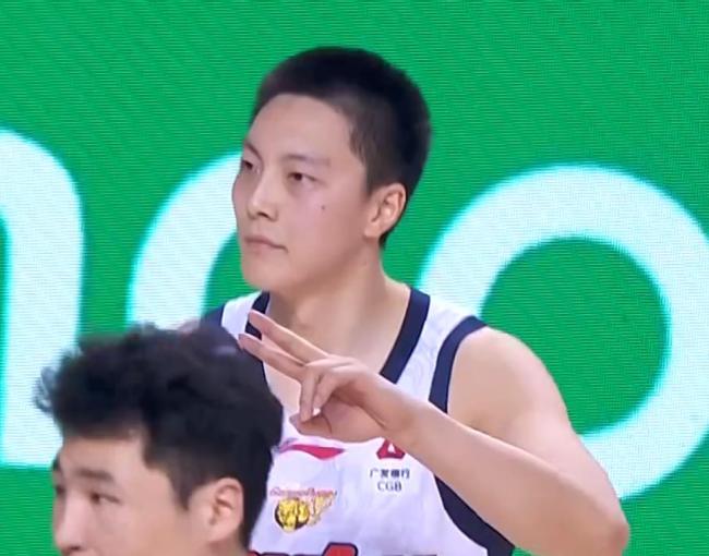 广东两节崩！半场落后上海21分，胡明轩隐形0得分，杜锋掩面无奈 内线劣势明显