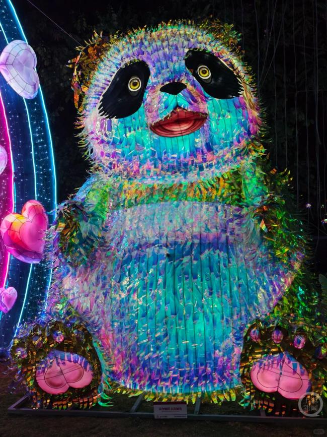 厦门灯会“烈焰红唇”大熊猫引热议 独特造型惹争议