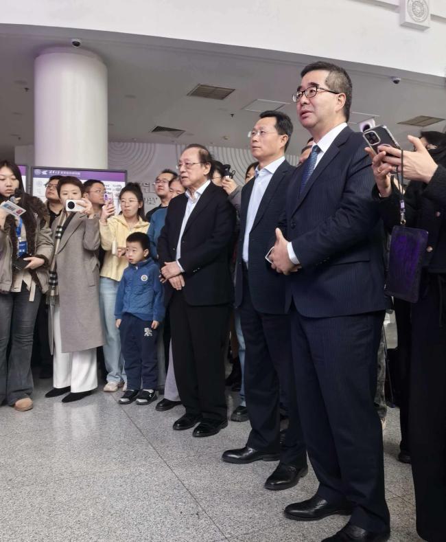 萧旭岑一行到访清华大学